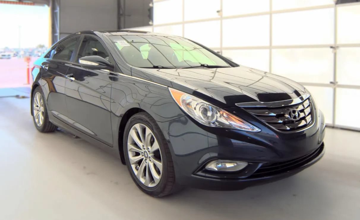 Used 2012 Hyundai Sonata Limited w/ Navigation Pkg FWD image 2
