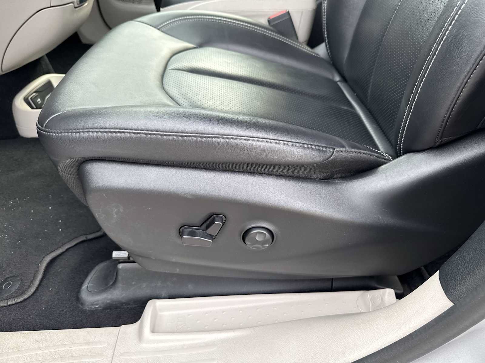 Used 2024 Chrysler Pacifica Touring-L FWD image 11