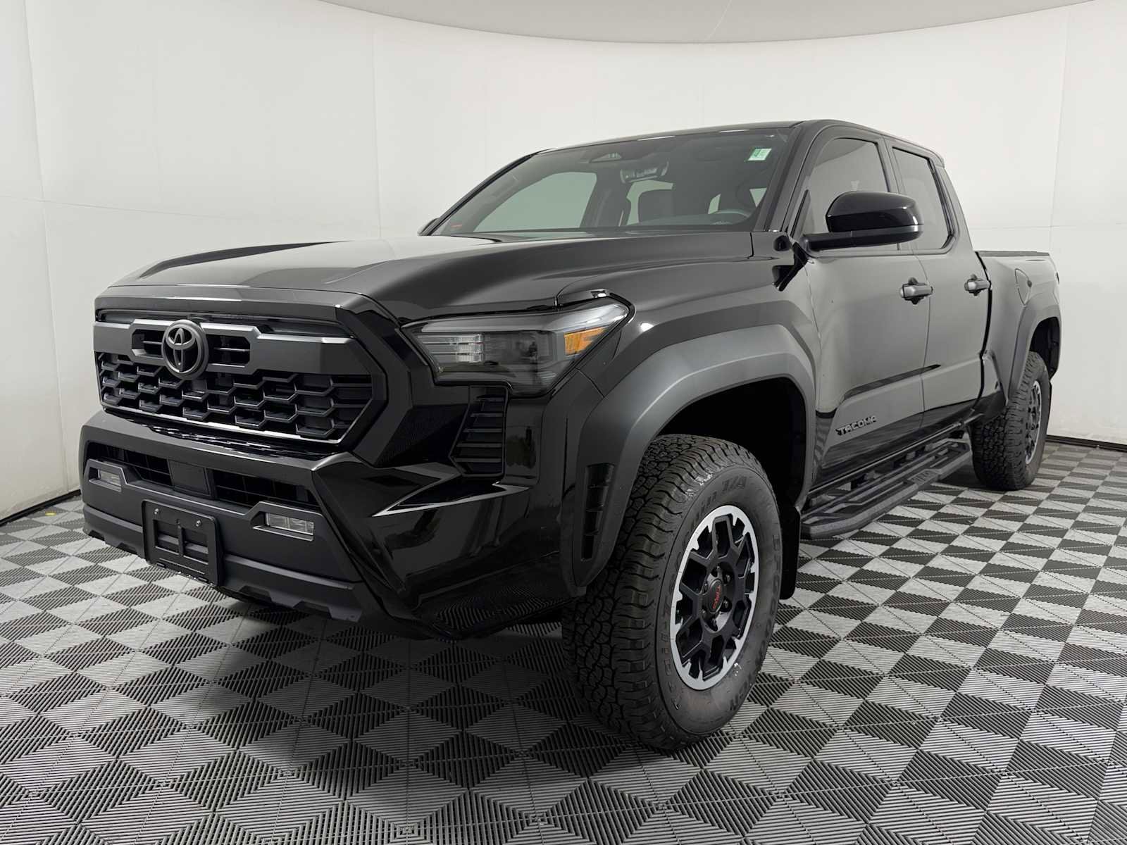 Used 2025 Toyota Tacoma TRD Off-Road AWD/4WD image 3