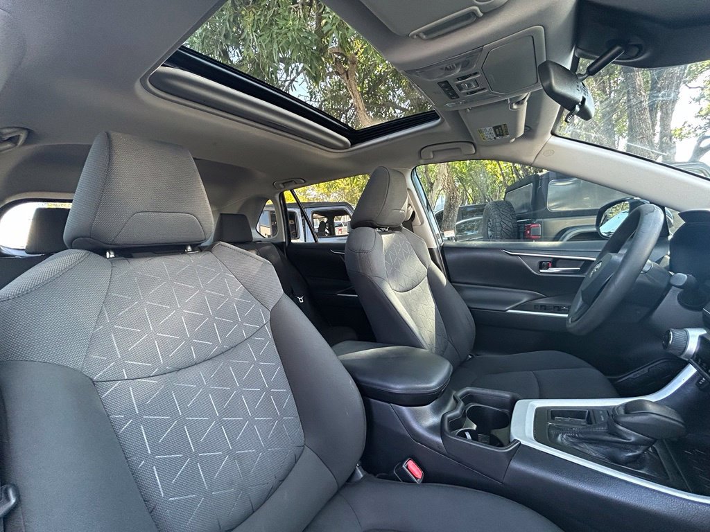 Used 2021 Toyota RAV4 XLE w/ Convenience Package FWD image 31