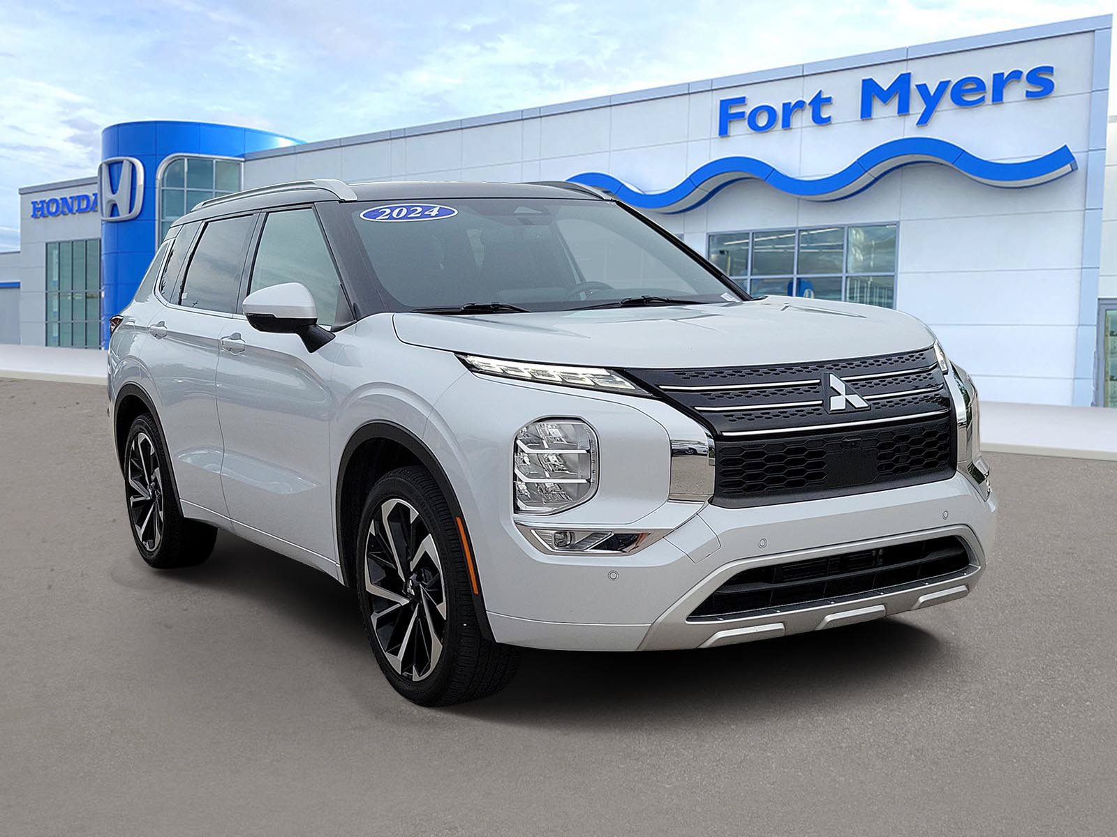 Used 2024 Mitsubishi Outlander SEL FWD image 1