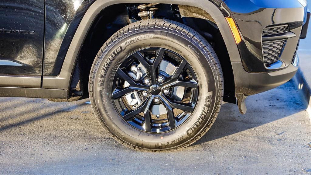 New 2025 Jeep Grand Cherokee Altitude image 11