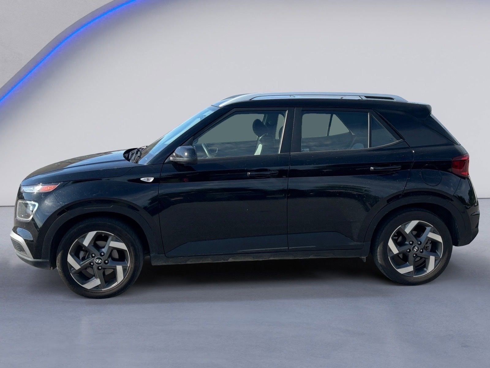 Used 2024 Hyundai Venue SEL FWD image 3