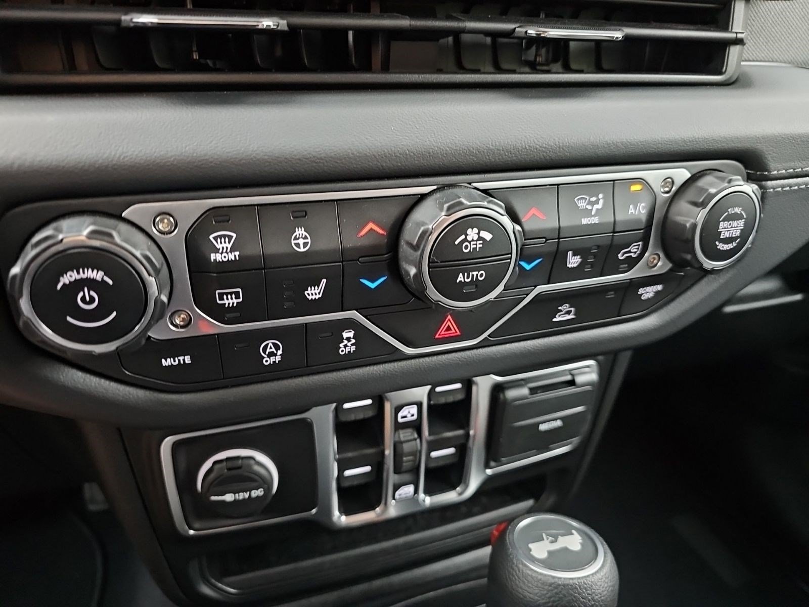 Used 2025 Jeep Wrangler Unlimited Sahara AWD/4WD image 21