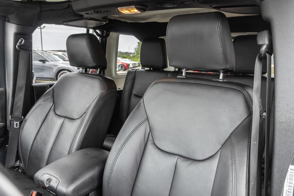 Used 2017 Jeep Wrangler Unlimited Sahara w/ Connectivity Group AWD/4WD image 13