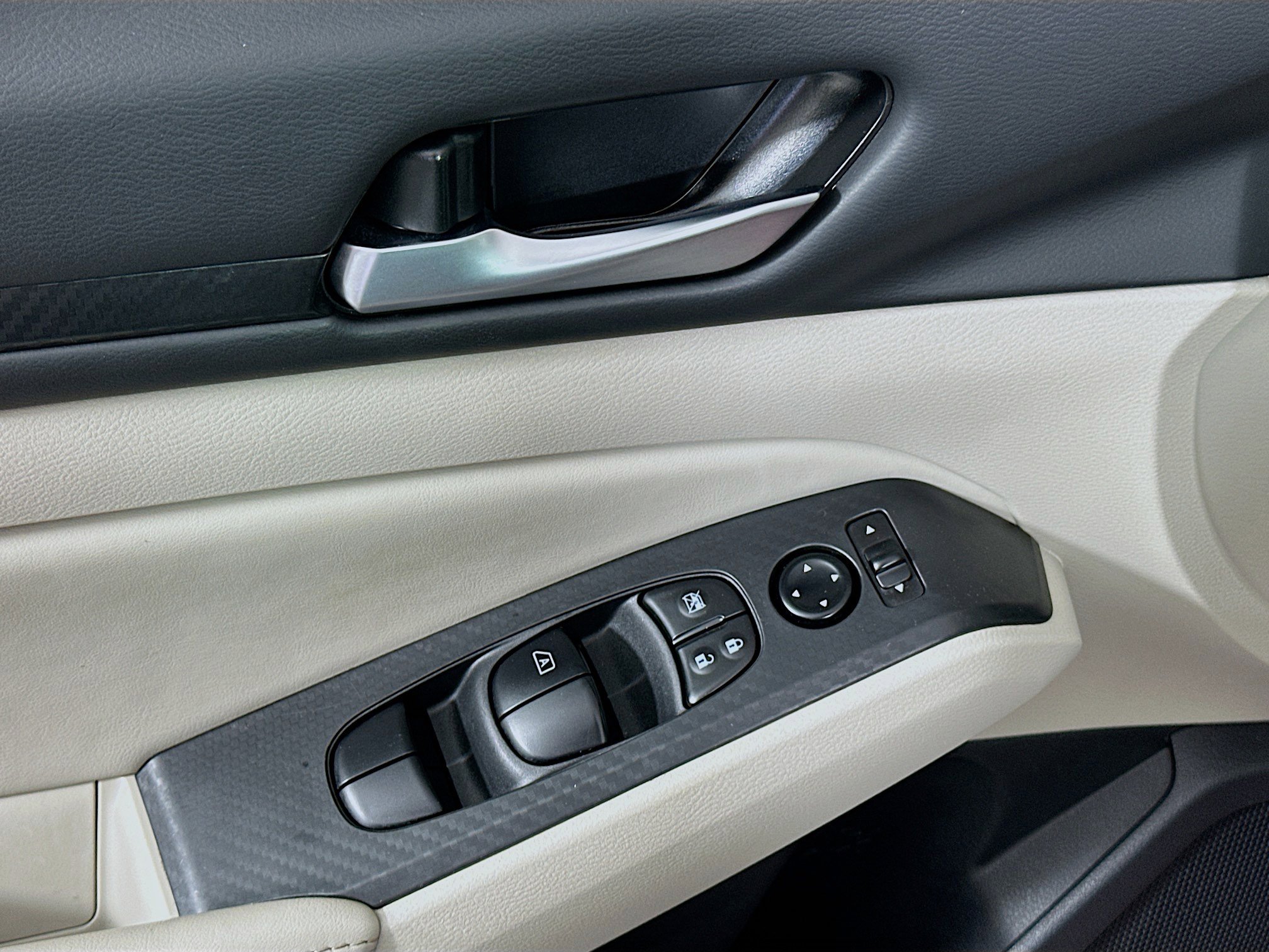 Used 2025 Nissan Altima 2.5 SV image 15