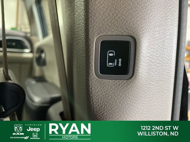 Used 2020 Chrysler Pacifica Limited image 39