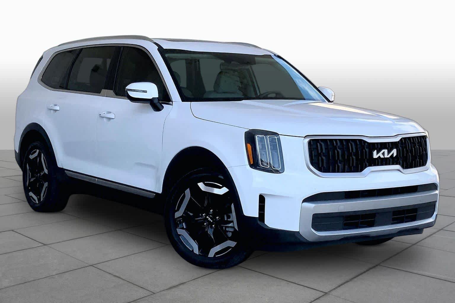 Used 2023 Kia Telluride EX w/ EX Captain's Chair Package FWD image 3