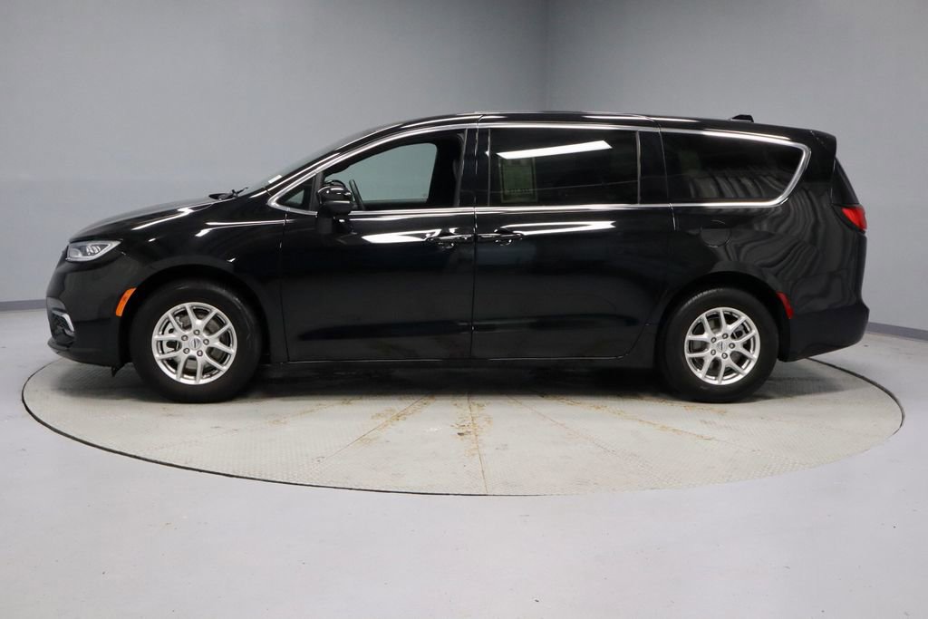 Used 2025 Chrysler Pacifica Select FWD image 8