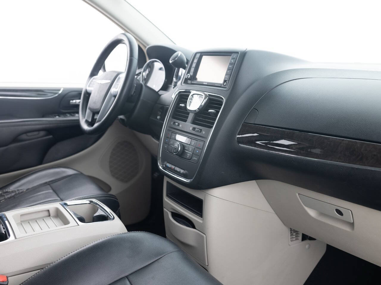 Used 2013 Chrysler Town & Country Touring FWD image 29