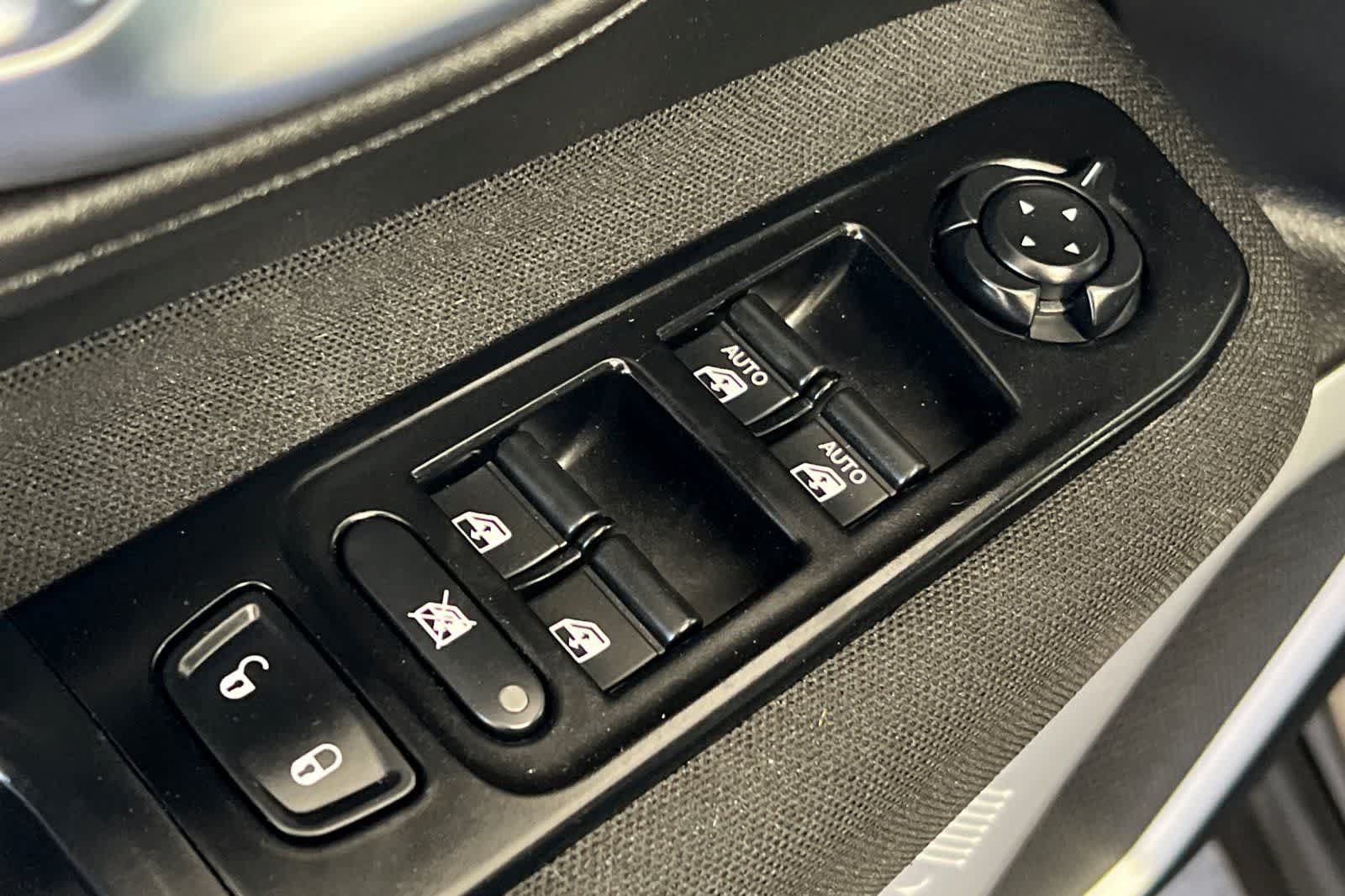 Used 2020 Jeep Renegade Latitude w/ UConnect 8.4 Nav Group AWD/4WD image 14