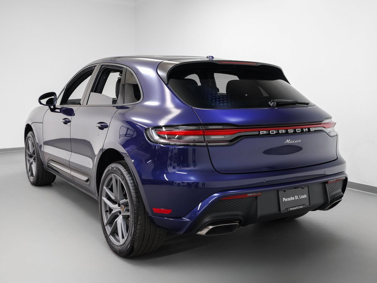 Used 2025 Porsche Macan AWD/4WD image 3