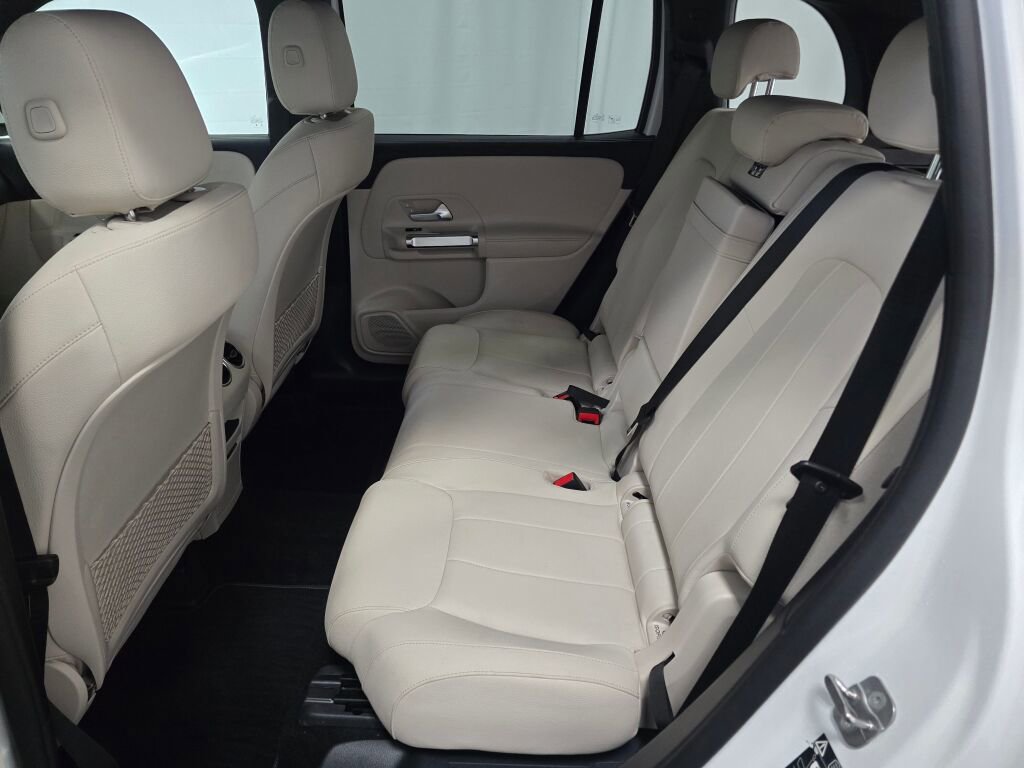 Used 2025 Mercedes-Benz GLB 250 4MATIC image 18