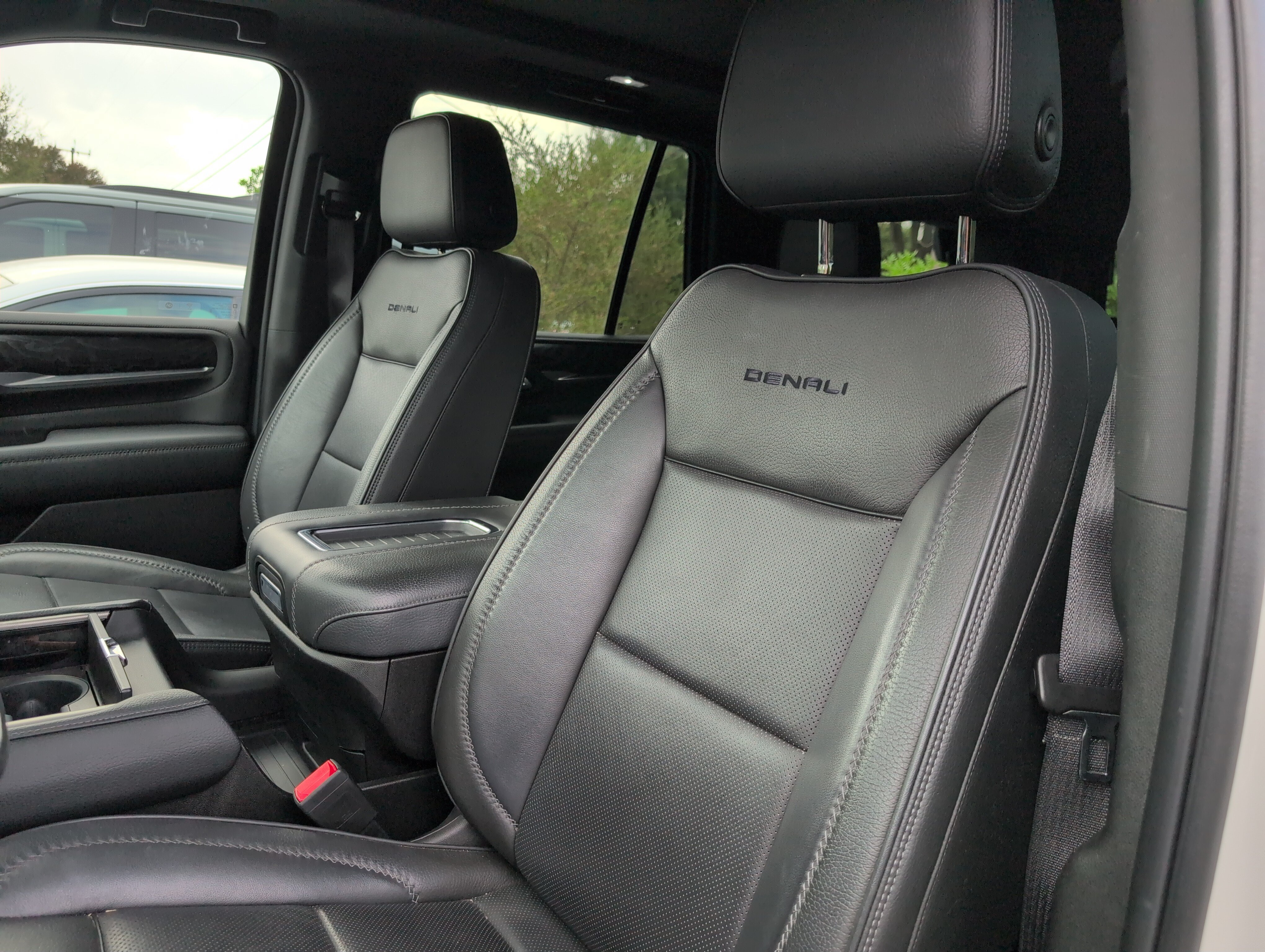 Used 2022 GMC Yukon Denali AWD/4WD image 5