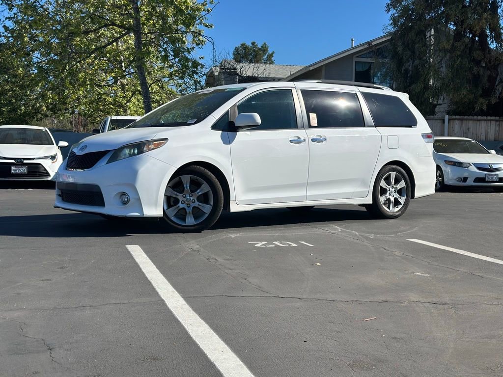 Used 2013 Toyota Sienna SE image 1