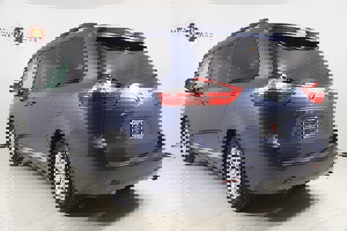 Used 2016 Toyota Sienna LE image 4