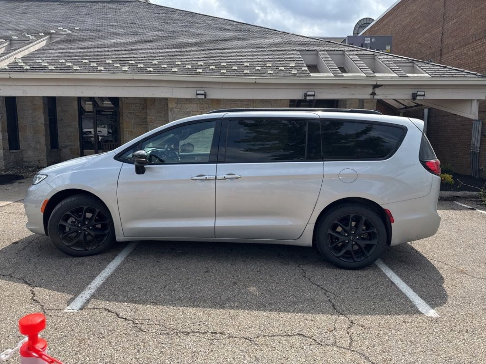 Used 2024 Chrysler Pacifica Limited w/ S Appearance Package image 5