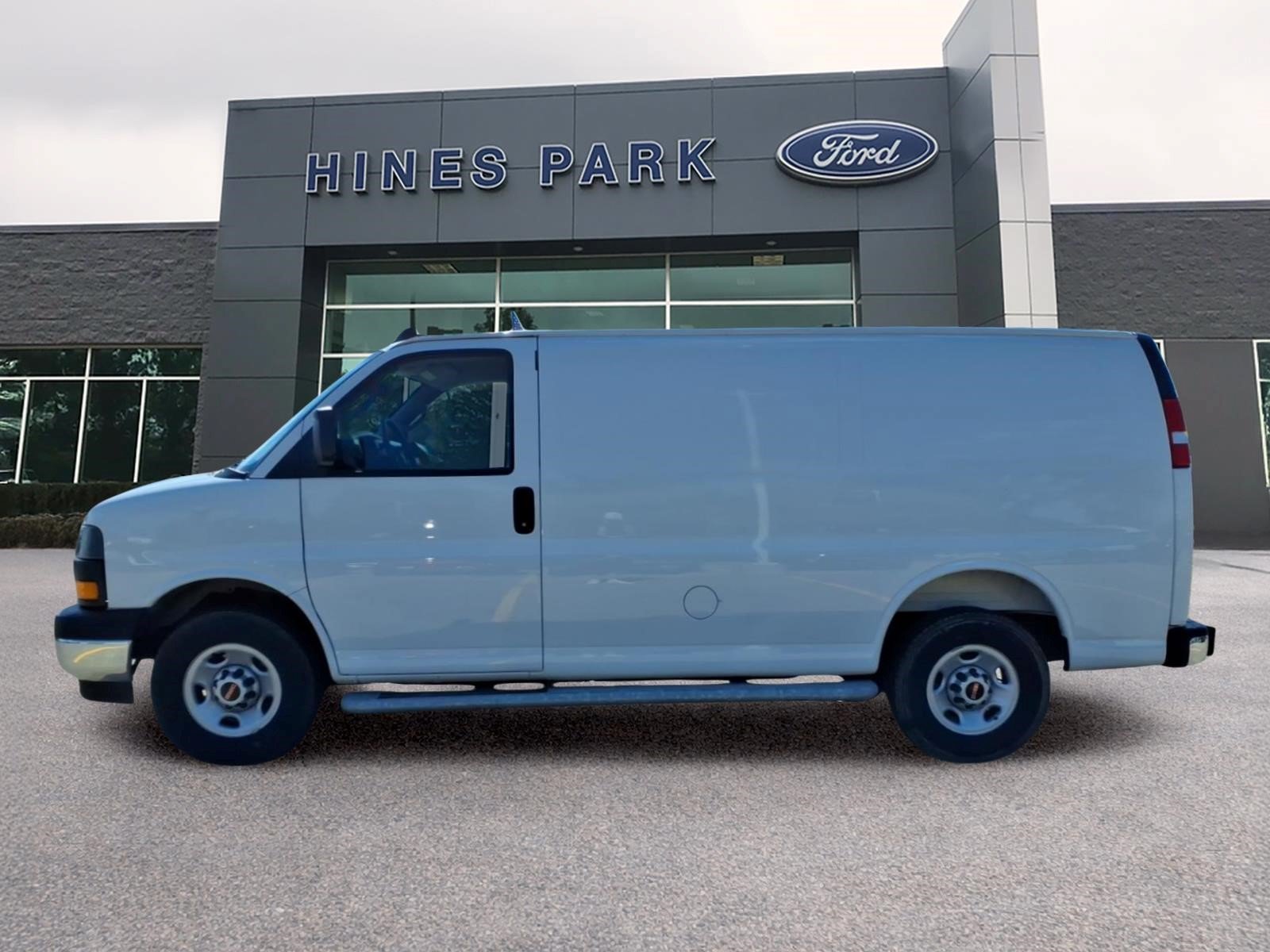 Used 2025 GMC Savana 2500 w/ Driver Convenience Package RWD image 4