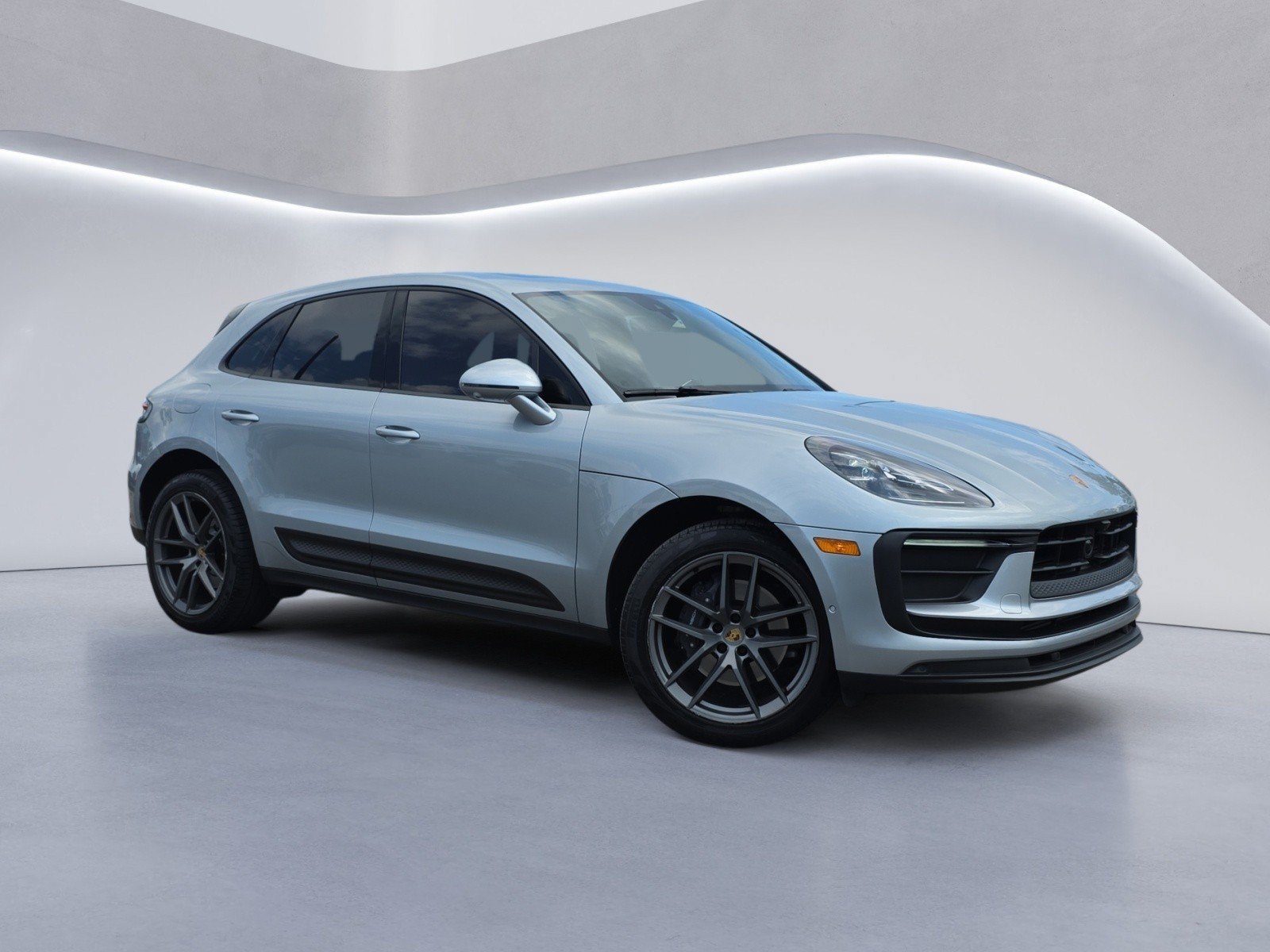 Used 2023 Porsche Macan Turbo AWD/4WD image 2