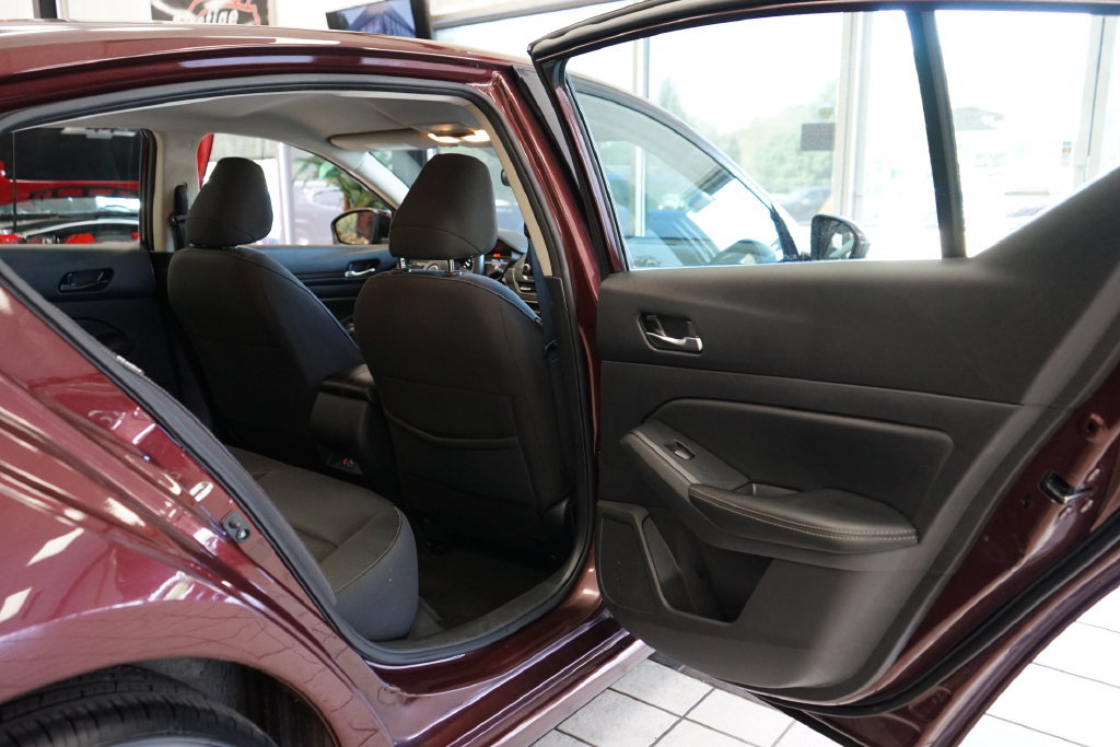 Used 2024 Nissan Altima 2.5 SV FWD image 45