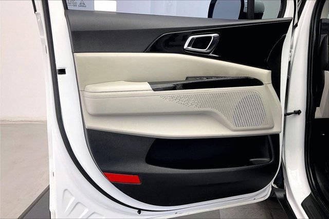 Used 2024 Kia Carnival EX image 26