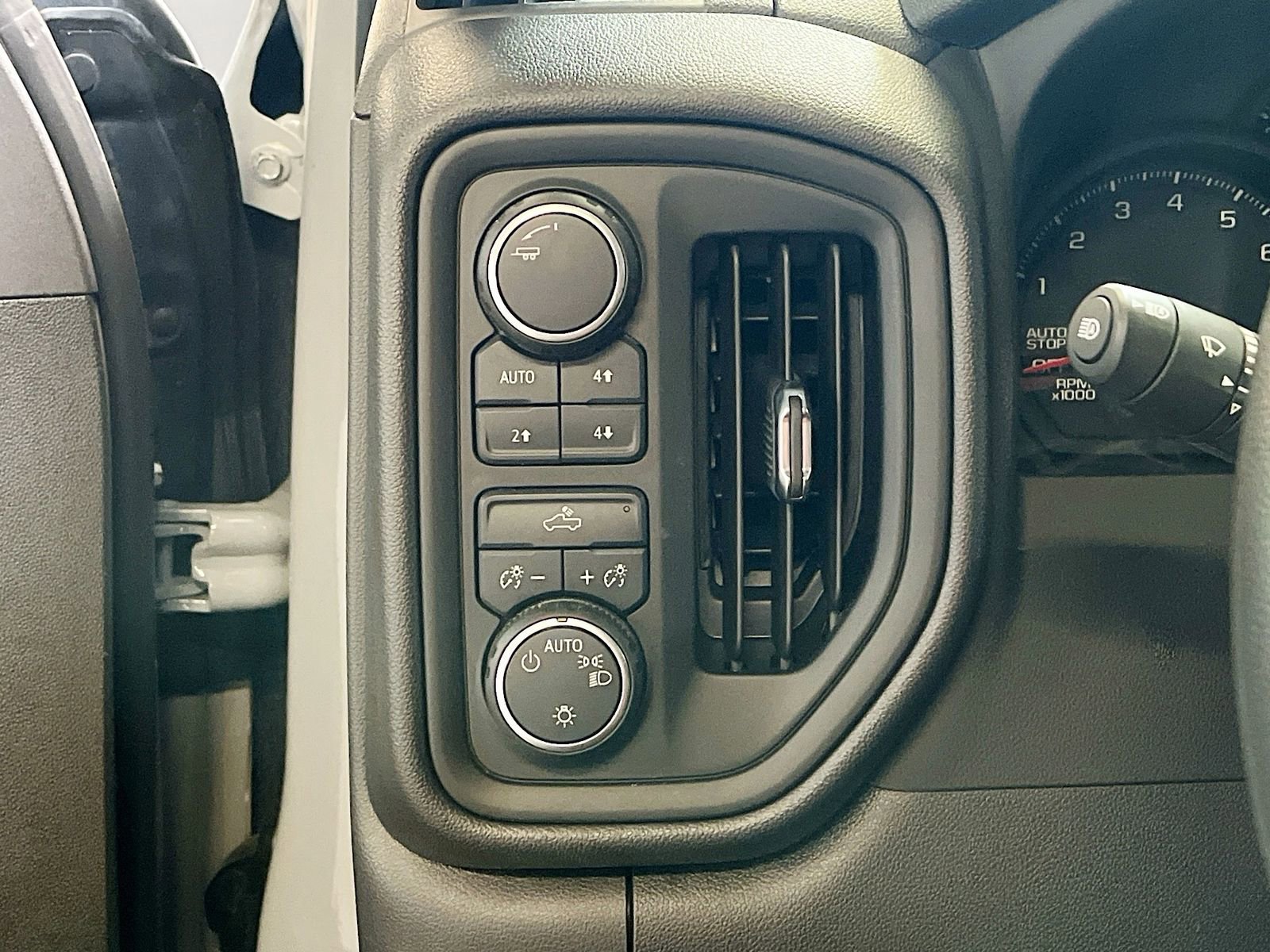 Used 2025 Chevrolet Silverado 1500 Custom Trail Boss AWD/4WD image 10