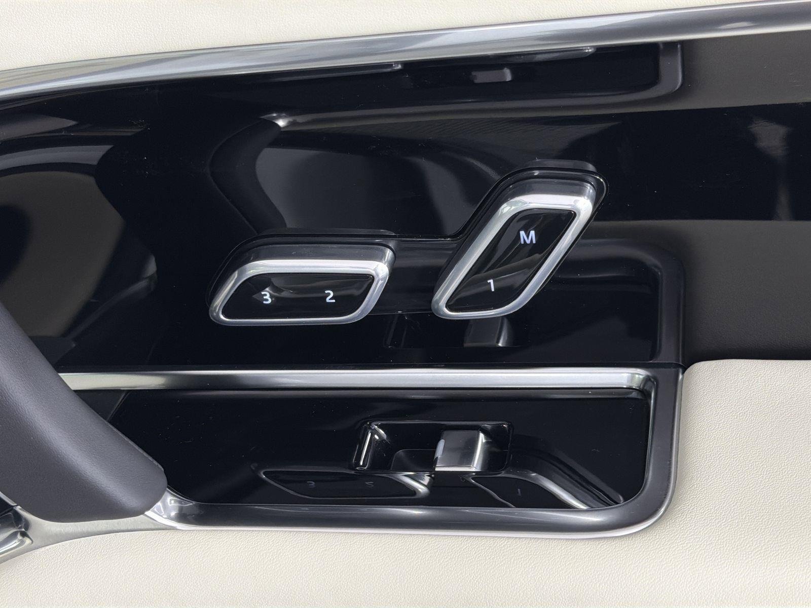 New 2025 Land Rover Range Rover SE image 33