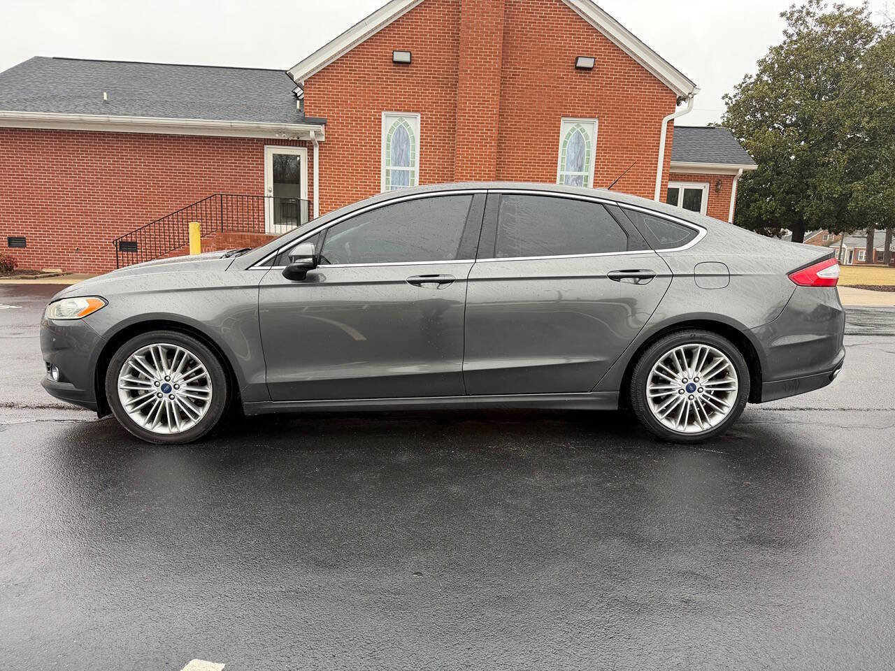 Used 2016 Ford Fusion SE w/ Equipment Group 202A FWD image 9