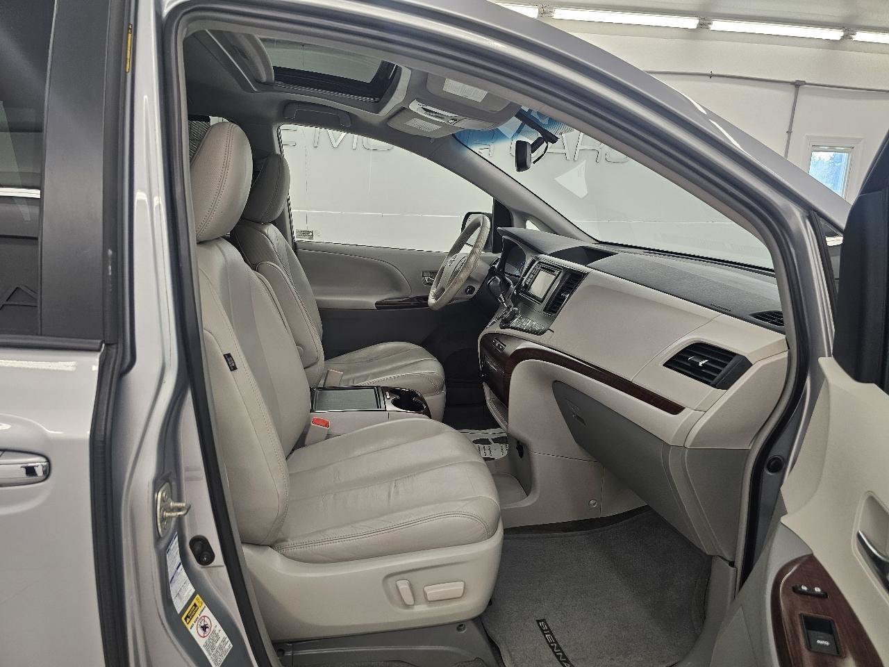 Used 2014 Toyota Sienna XLE AWD/4WD image 23