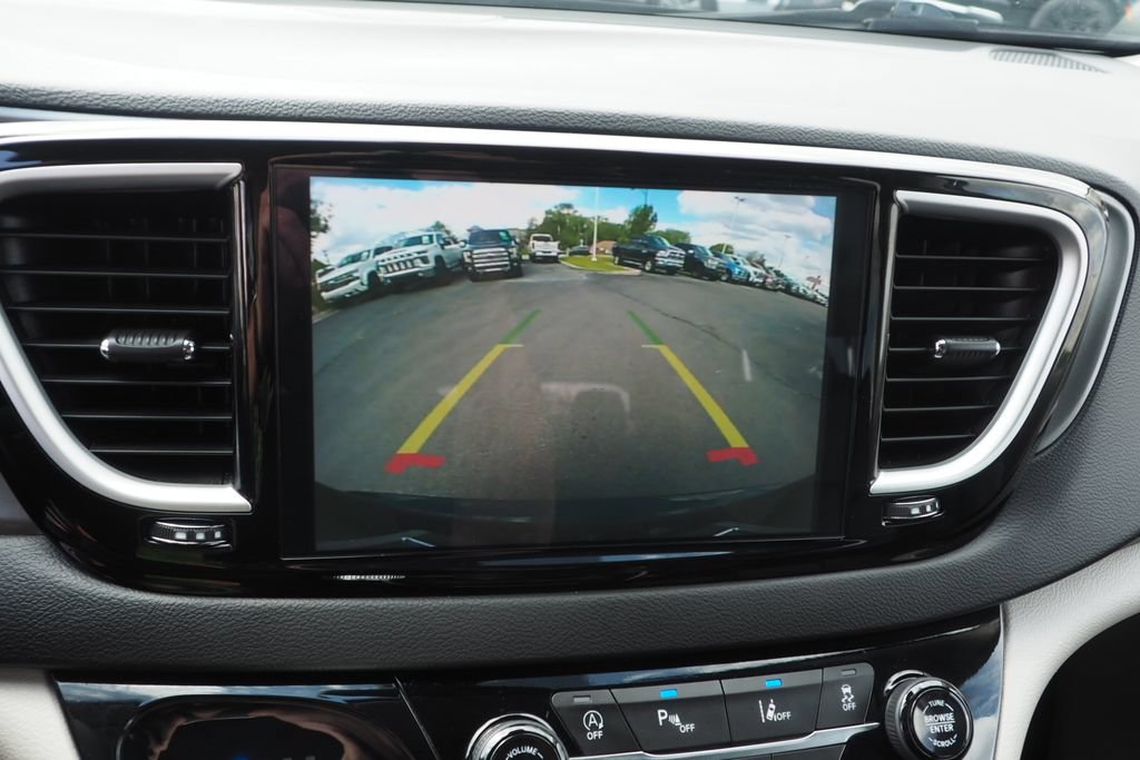 Used 2024 Chrysler Pacifica Touring-L FWD image 25