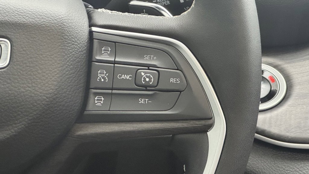 Used 2024 Jeep Grand Cherokee Limited image 16