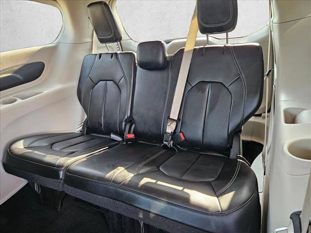 Used 2023 Chrysler Pacifica Touring-L FWD image 18