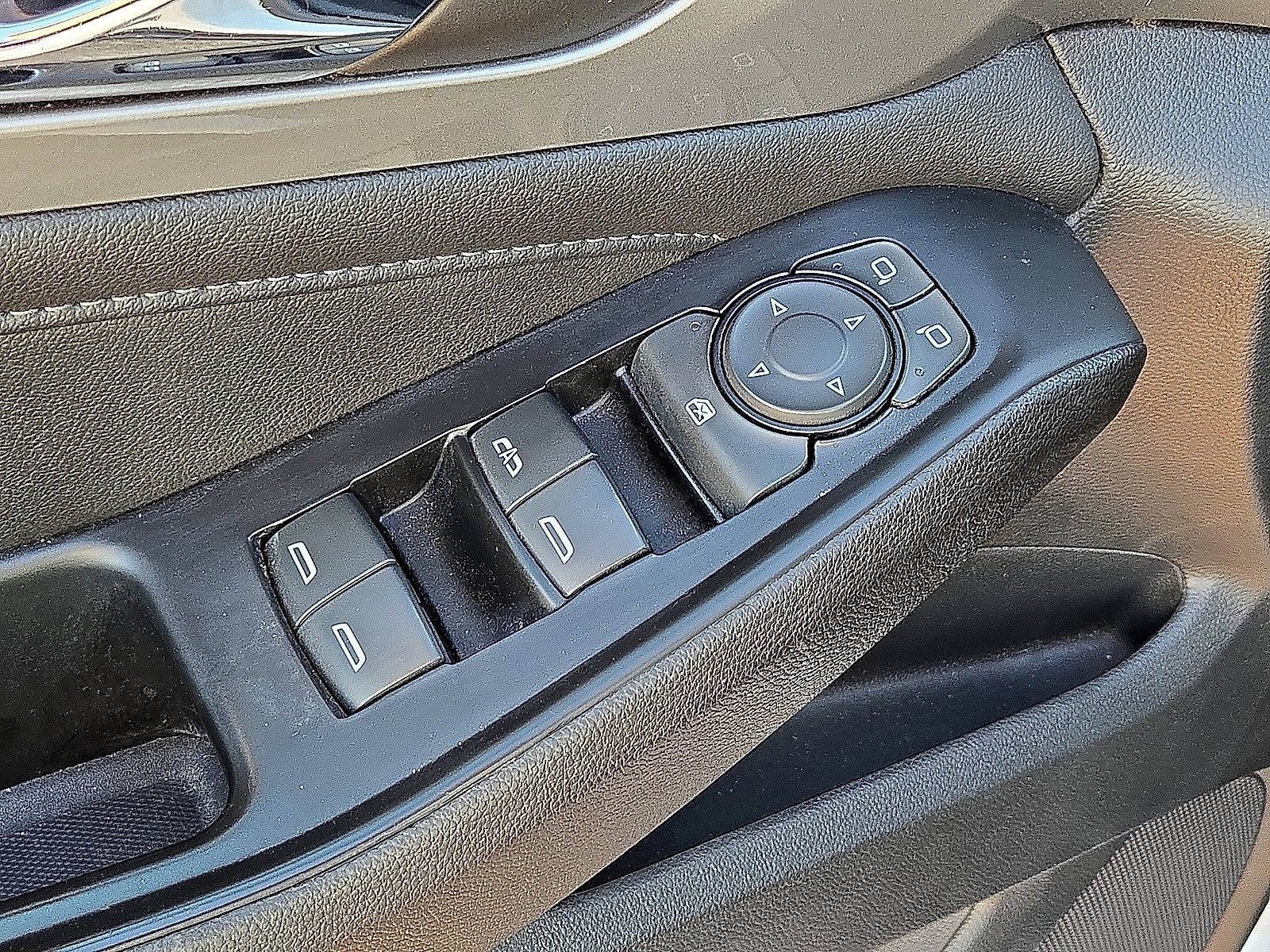 Used 2023 Chevrolet Traverse LT FWD image 23