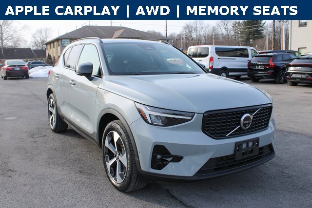 Used 2025 Volvo XC40 B5 Plus image 2