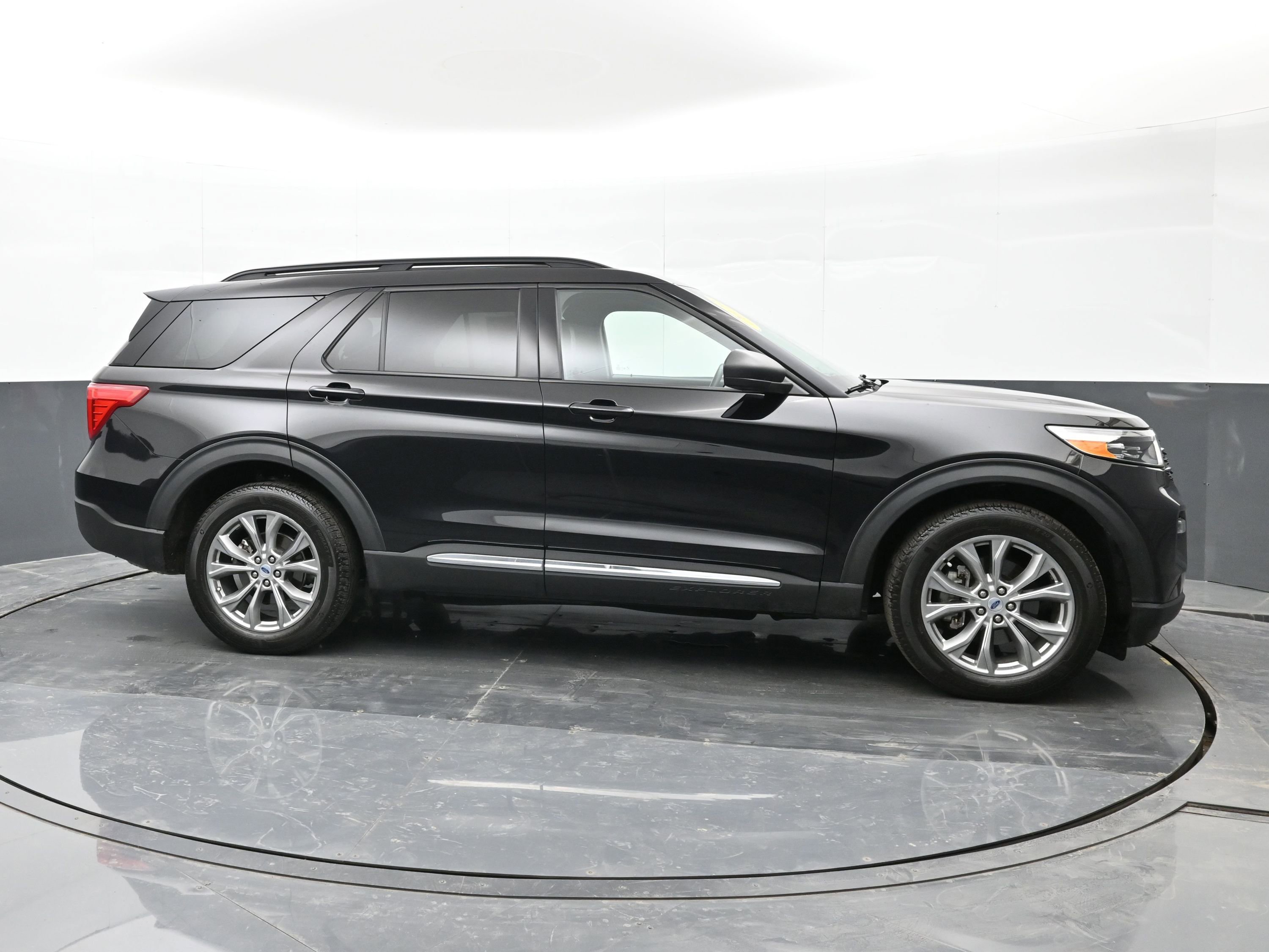 Used 2023 Ford Explorer XLT w/ Equipment Group 202A image 9