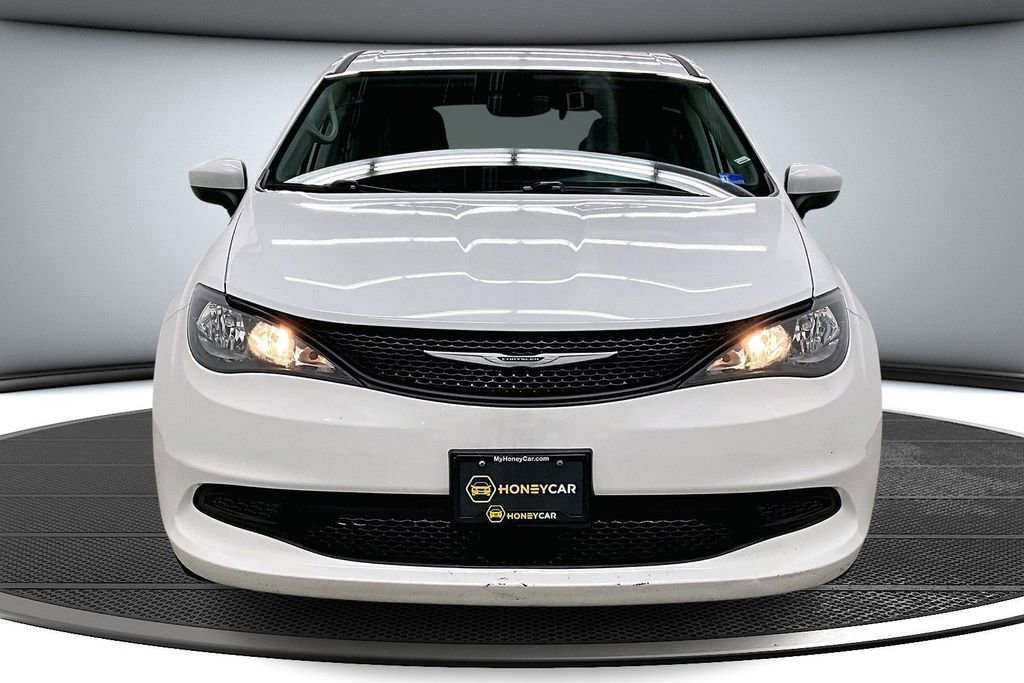 Used 2023 Chrysler Voyager LX image 2