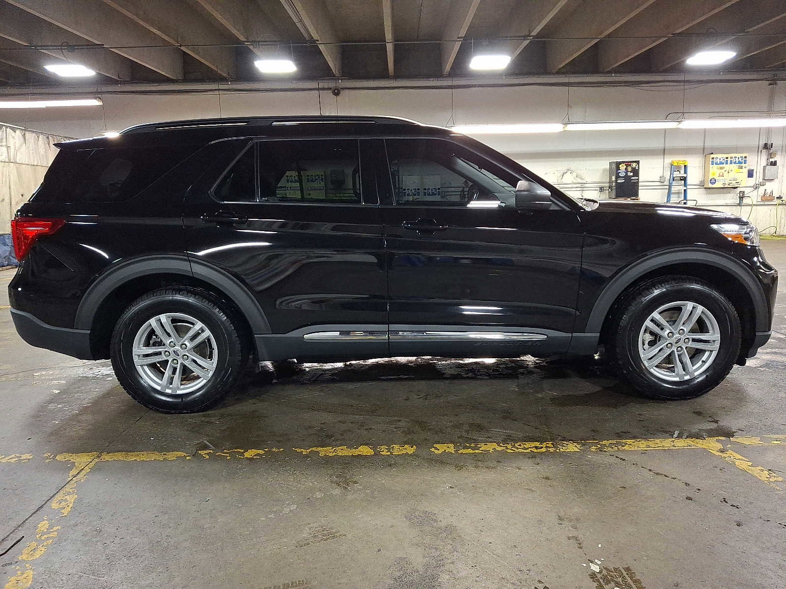 Used 2022 Ford Explorer XLT w/ Equipment Group 202A image 7
