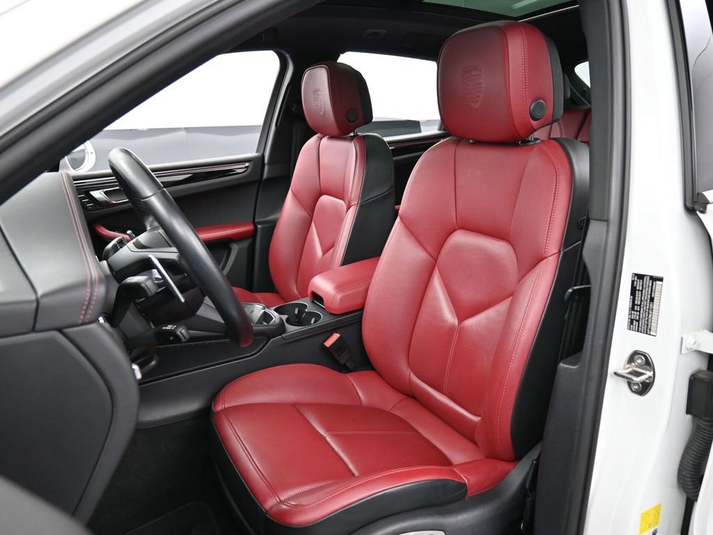 Certified 2022 Porsche Macan image 5