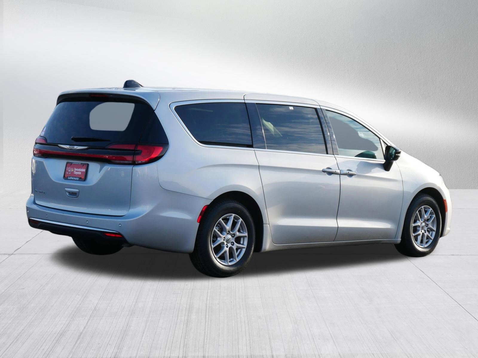Used 2024 Chrysler Pacifica Touring-L image 7