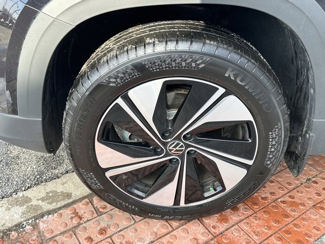 Certified 2024 Volkswagen Taos SE image 9