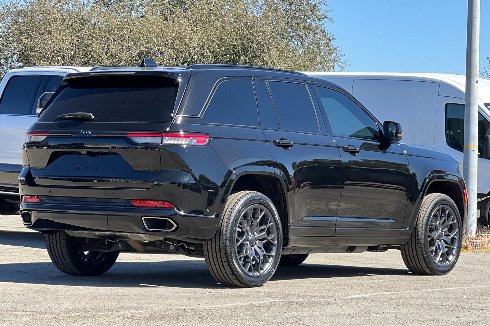 Used 2023 Jeep Grand Cherokee Summit AWD/4WD image 4