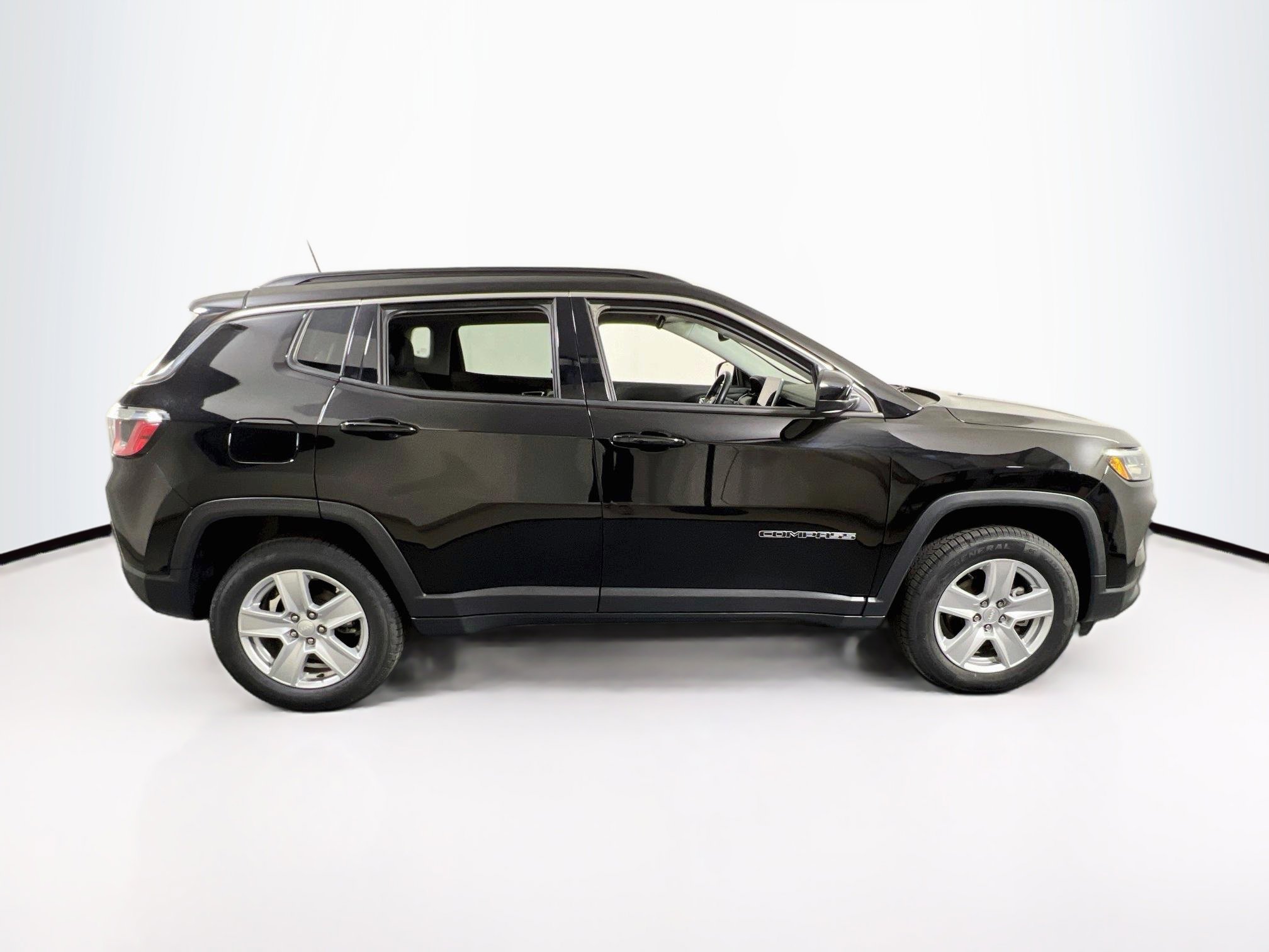 Used 2022 Jeep Compass Latitude w/ Sun and Sound Group AWD/4WD image 4