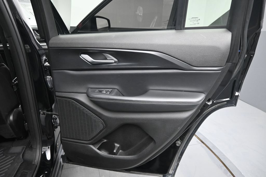 Used 2023 Jeep Grand Cherokee Altitude AWD/4WD image 16