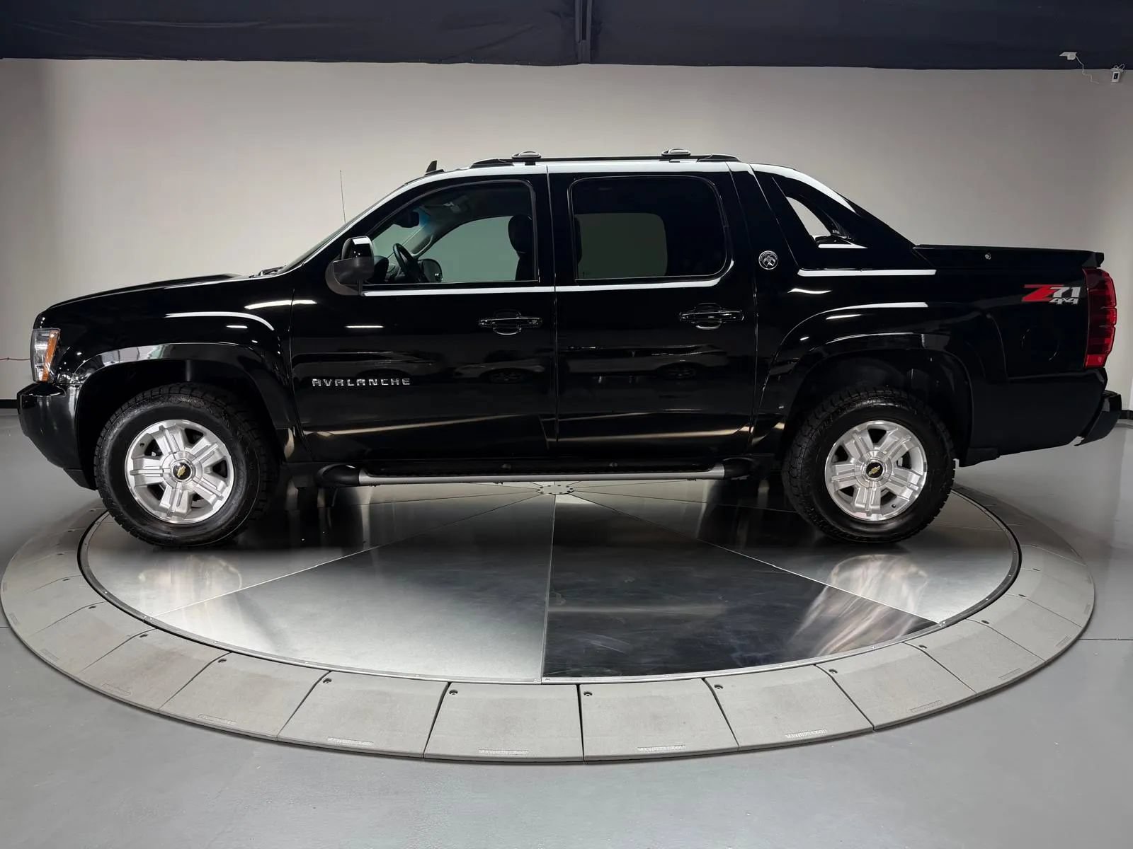 Used 2013 Chevrolet Avalanche LT w/ Suspension Package, Off-Road AWD/4WD image 4