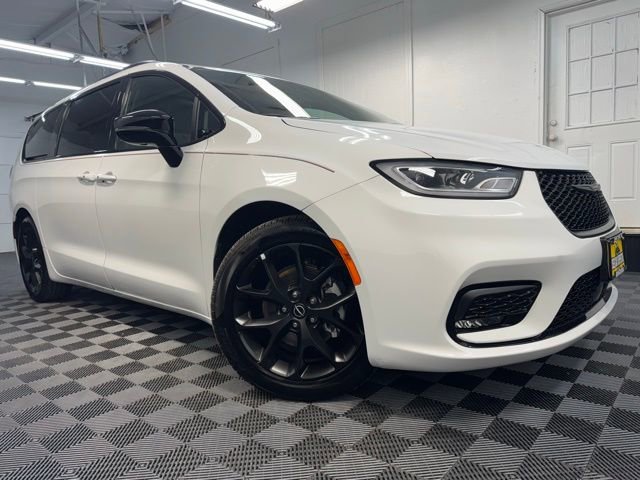 Used 2025 Chrysler Pacifica Limited