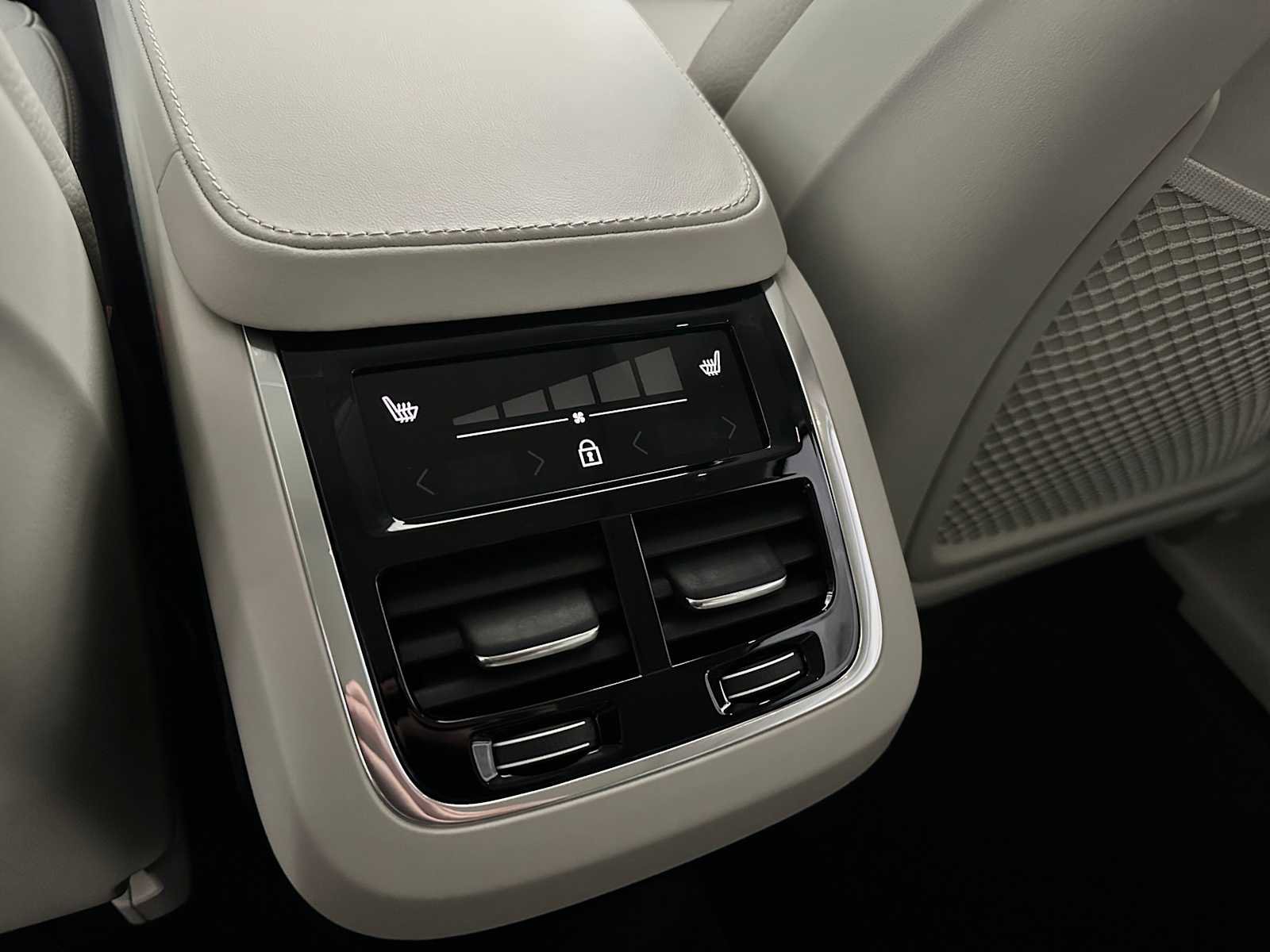 Certified 2023 Volvo XC90 B5 Plus w/ Protection Package Premier AWD/4WD image 48