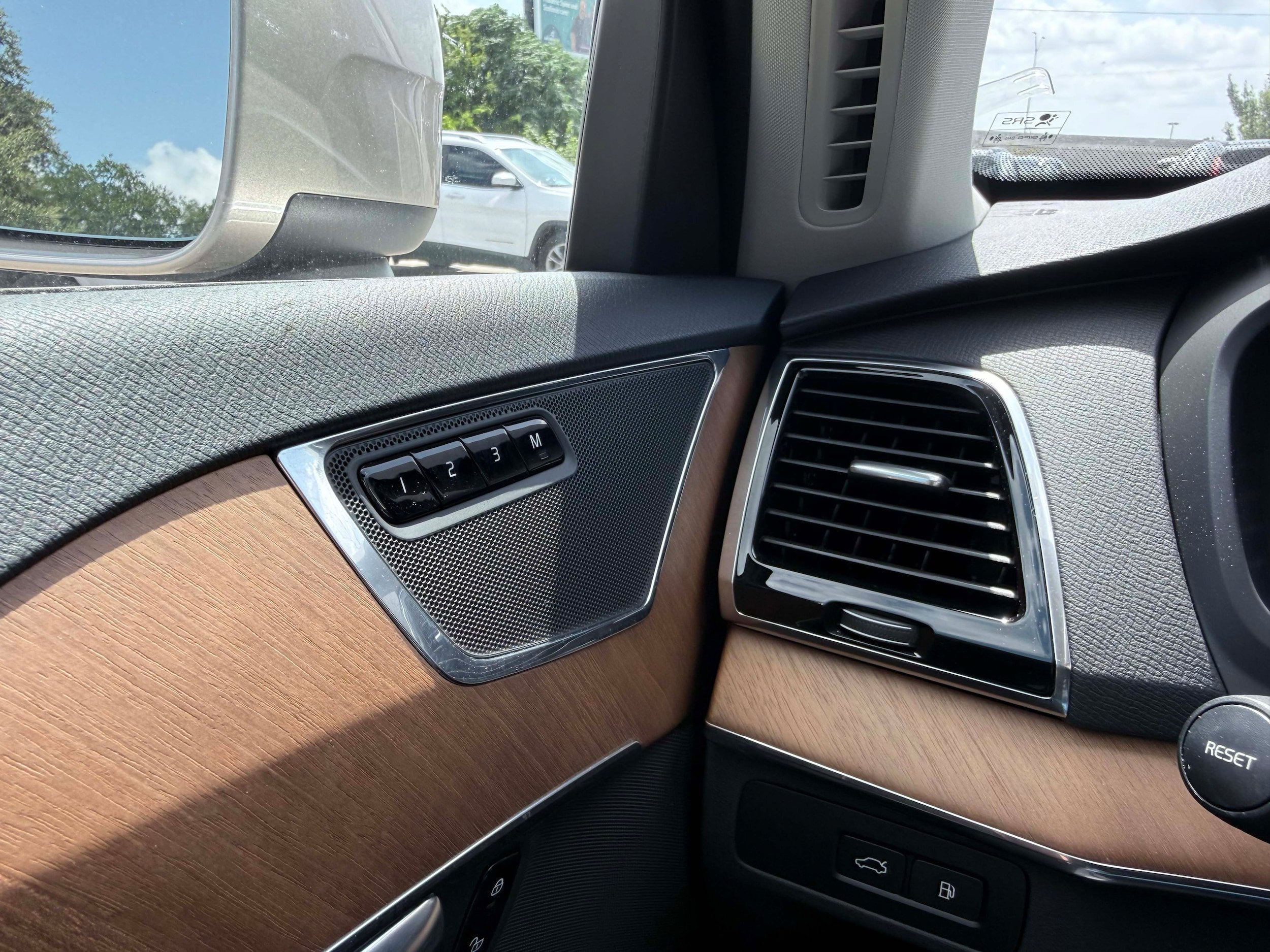 Certified 2024 Volvo XC90 T8 Plus w/ Protection Package Premier AWD/4WD image 15