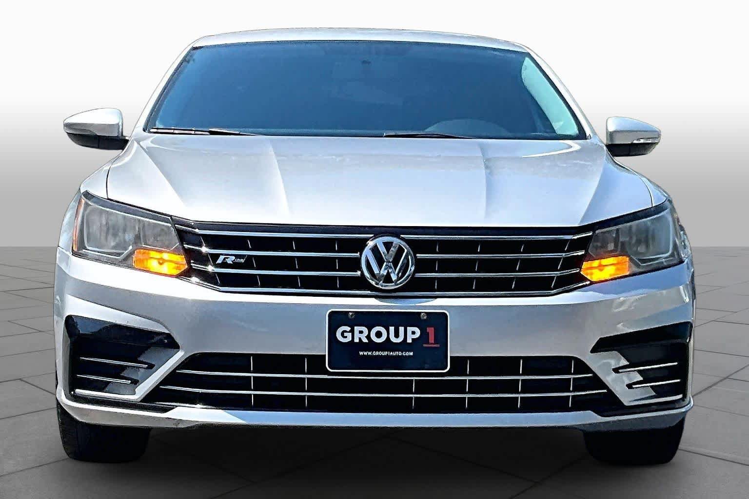 Used 2017 Volkswagen Passat 1.8T R-Line FWD image 4