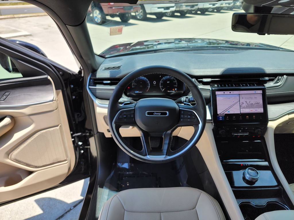 Used 2025 Jeep Grand Cherokee Limited w/ Luxury Tech Group II RWD image 18
