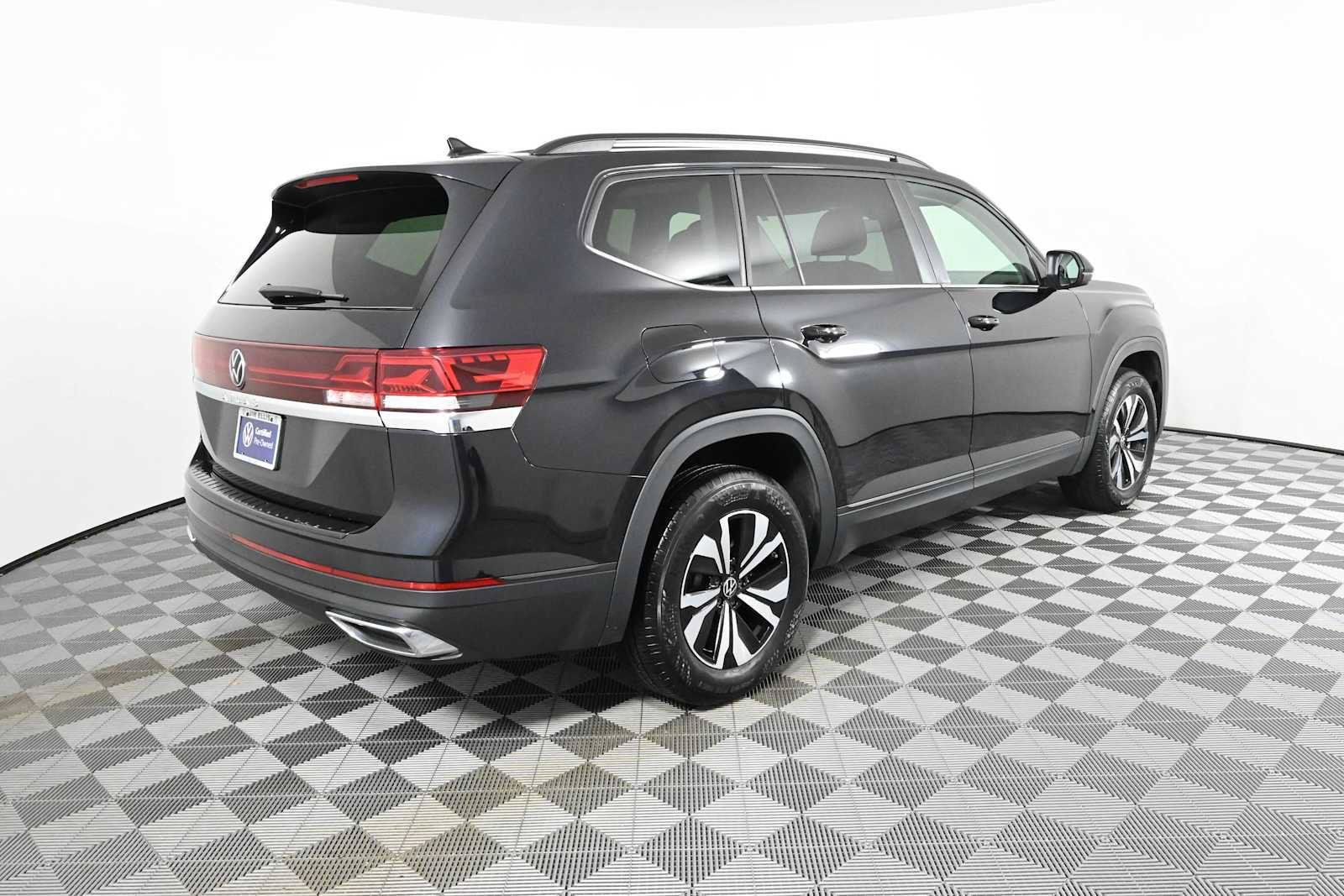 Certified 2026 Volkswagen Atlas SE FWD image 6